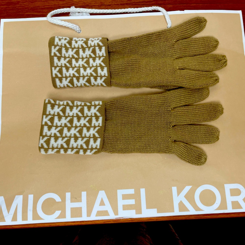 Michael Kors beige and white logo knit gloves